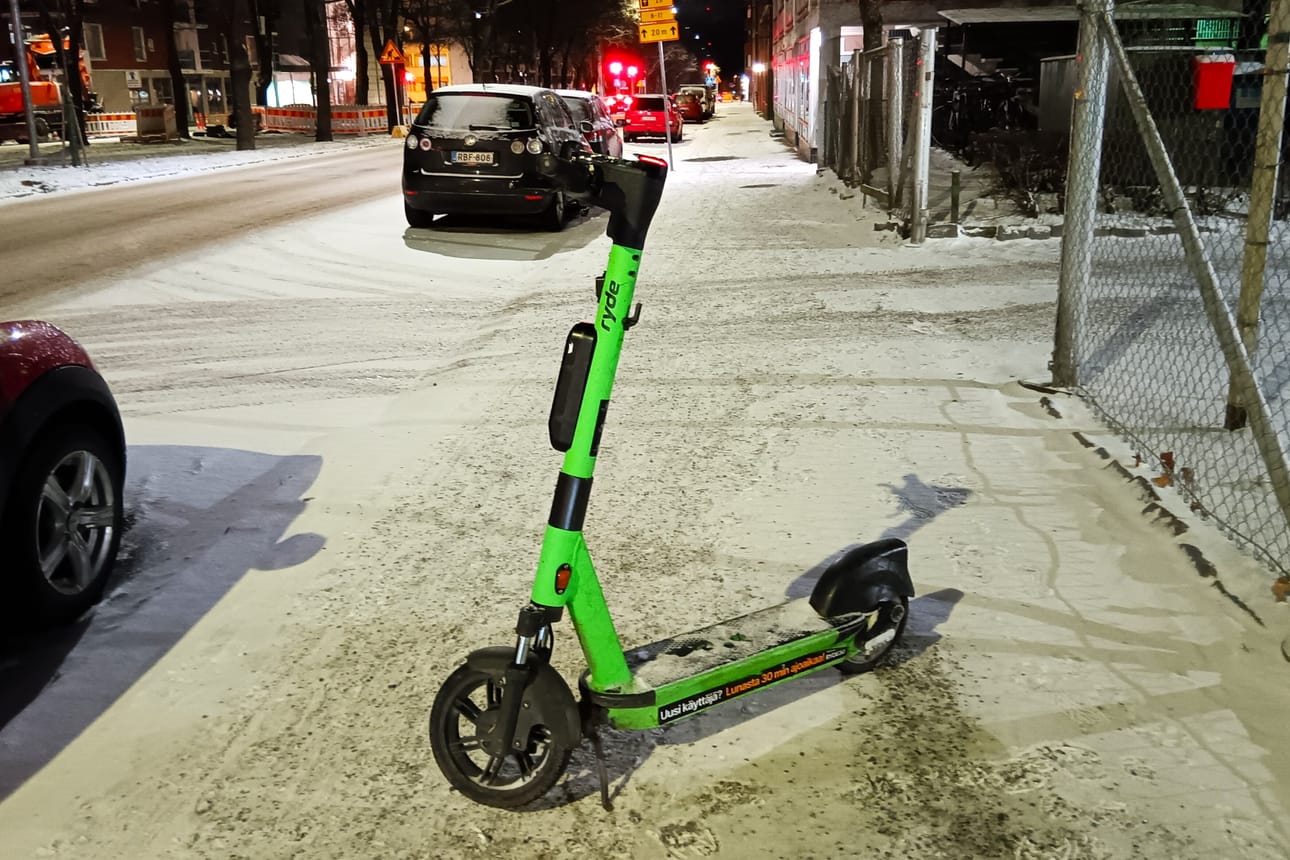 Sähköpotkulautoja ei saa ensi vuoden alusta lähtien pysäköidä minne tahansa, vaan erikseen määrätyille alueille. Esimerkiksi keskelle jalkakäytävää jätetyt menopelit häiritsevät ja ovat vaaraksi muille kulkijoille.