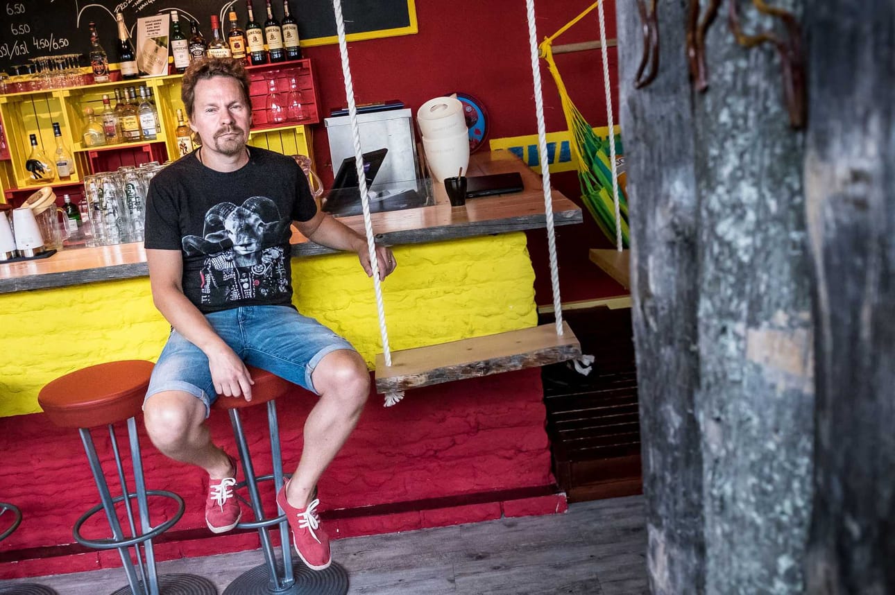 Vakiopaikka. Näsmanin vakiopaikka on Comicon tiskin päässä. Siinä hoituvat usein niin Comicon paperityöt kuin stand up -kiertueiden järjestäminenkin.