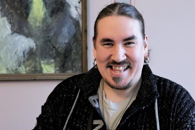 Antti Railio kertoo olleensa aina musiikin kanssa kaikkiruokainen. – Nuorena olin puhdasoppinen hevimies, mutta kotona harjoittelin silti Kate Bushin lauluja, hän nauraa. KUVAT: NADIA PAAVOLA