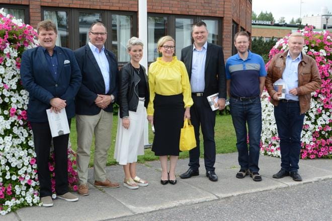Vaasan vaalipiirin kansanedustajat kokoontuivat kesäkokoukseen Alavudelle ja Ähtäriin perjantaina. Mukana olivat (vasemmalta oikealle) Harry Wallin (sdp), Reijo Hongisto (sin.), Susanna Koski (kok.), Paula Risikko (kok.), Mikko Savola (kesk.), Vesa-Matti Saarakkala (sin.) ja Antti Kurvinen (kesk.). KUVA: ELLA NURMI