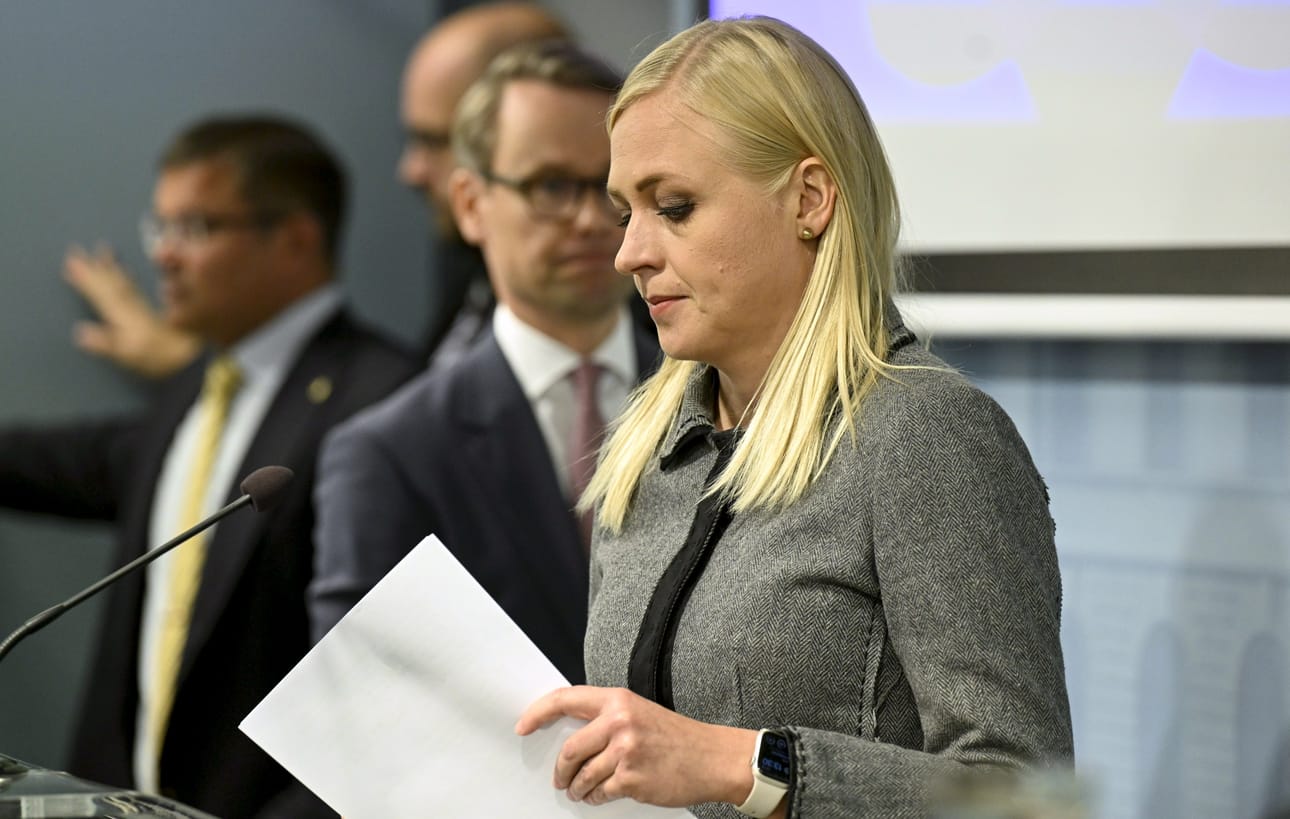 Suomi toimeenpanee Venäjän kilvissä olevien autojen tuontikiellon. Ulkoministeri Elina Valtonen kertoi asiasta tiedotustilaisuudessa perjantaina. LEHTIKUVA / VESA MOILANEN