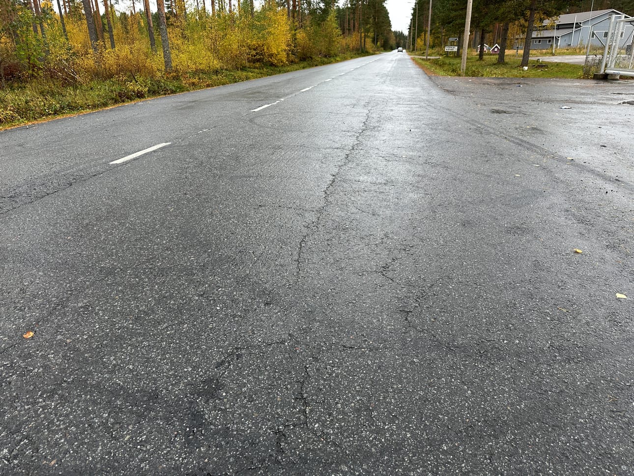 Tapahtumapaikka sijaitsee Alajärven keskustan alueella suoralla tienpätkällä. Nuoret ovat kokoontuneet alueella myös aiemmin.