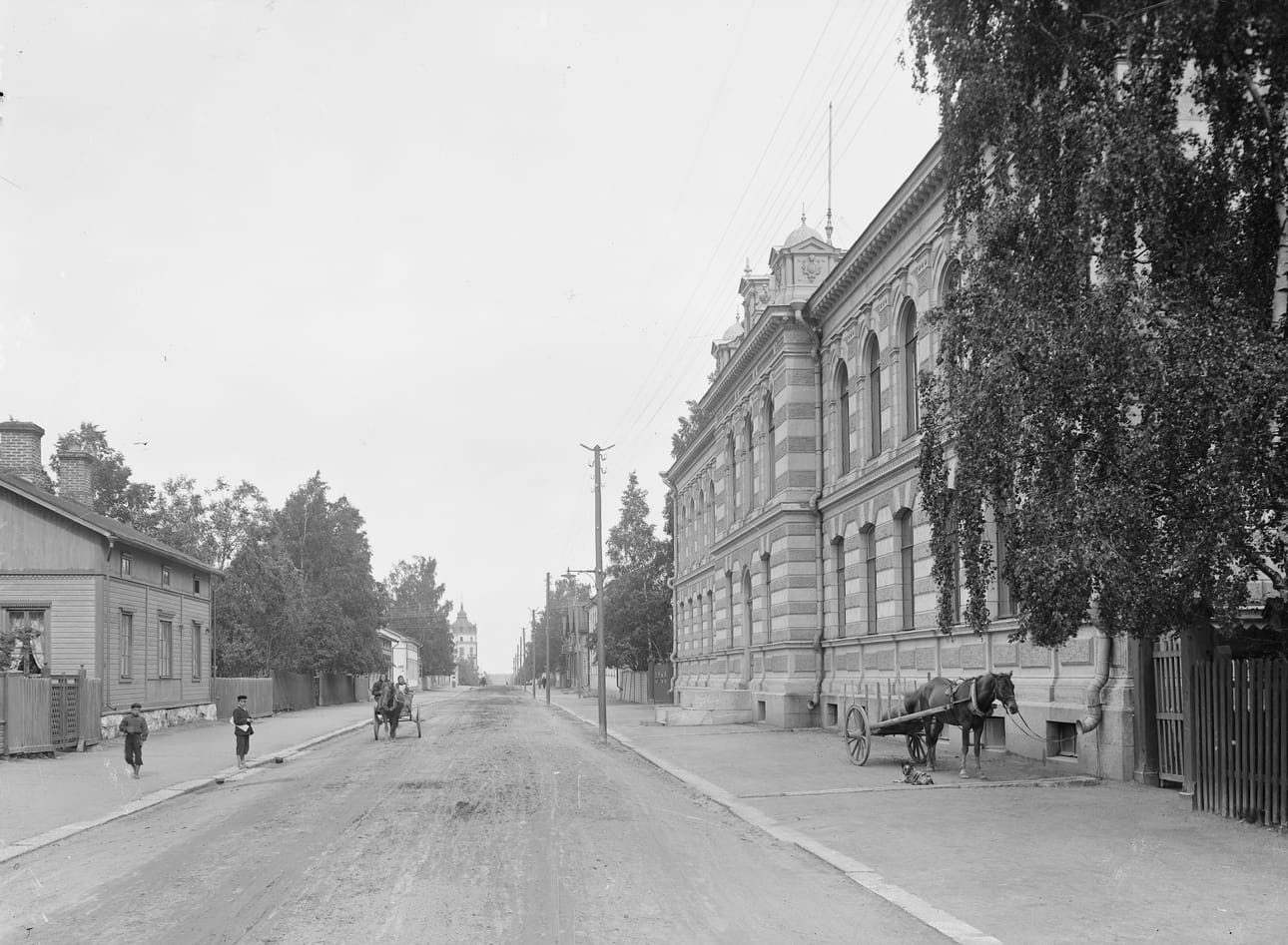 Näkymä Raastuvankadulta 1900-luvun alussa. Oikealla kansakoulu.