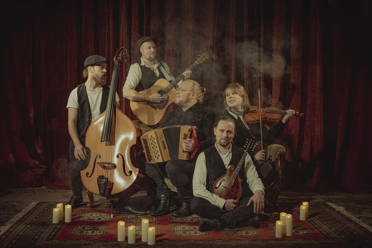 Yhtyeeseen kuuluvat Sampsa Kujala, Arttu Mäkelä, Lauri Kotamäki, Joonas Ojajärvi ja Miia Palomäki.