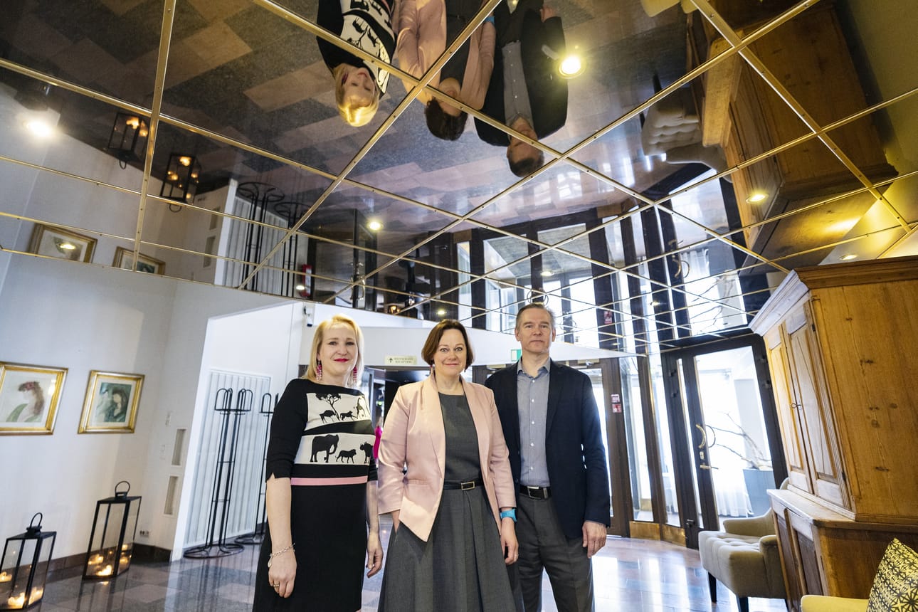 Vientiliittojen johto vieraili Oulussa maanantaina. Teknologiateollisuuden Minna Helle, metsäteollisuuden Paula Lehtomäki ja kemianteollisuuden Mika Aalto.