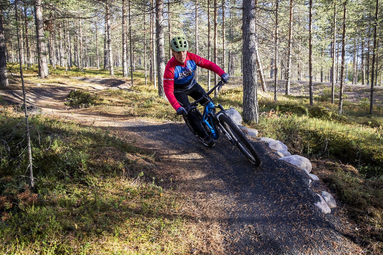 Roll Outdoorsin tekemältä maastopyöräpolulta löytyy mutkia ja juurakoita, mutta se on vaativuudeltaan sopiva myös aloittelijalle. Roll Outdoorsin yrittäjä Heikki Stöckell kertoo nähneensä polulla jo monen ikäistä maastpyöräilijää. Polku on avoin kaikille harrastajille.