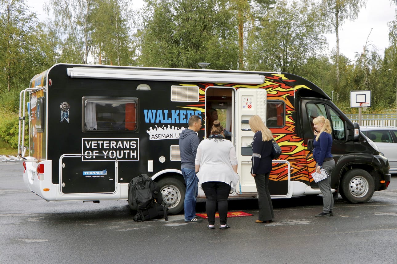 Näyttävä Wauto on helppo huomata muun liikenteen seasta. Wautossa on nuorille aina tarjolla ilmaista kahvia ja kohtaamisia aikuisten kanssa.