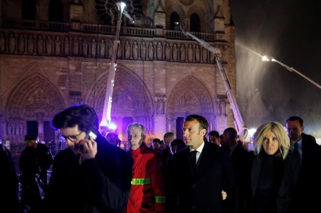 Presidentti Emmanuel Macron ja hänen puolisonsa Brigitte Macron tulivat palopaikalle maanantai-iltana.