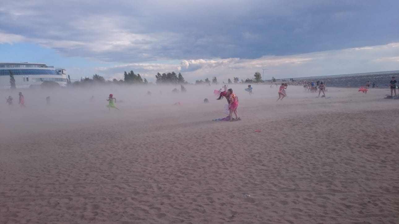 Rannalla olijat kiirehtivät hiekkamyrskyn alta pois Nallikarissa maanantaina.