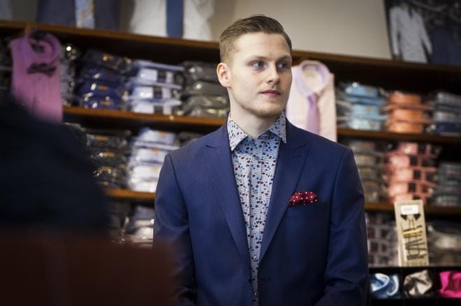 VPS:n puolustaja Mikko Viitikko sai irtotakin taskuun huivin piristämään kokonaisuutta. KUVA: SELMA PAAVOLA