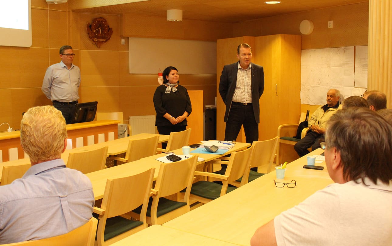 Pyhännällä esiteltiin millaisia työtilaisuuksia Piiparinmäki-Murtomäki tuulivoimapuiston rakentaminen tarjoaa. Tarjouspyyntöasioista kertomassa Fimpec Oy:n projektipäällikkö Eva Pitkänen ja rakennuttajakonsultti Jorma Paananen. Taustalla Ilmattarelta rakennuttamista vetävä rakennuttamisjohtaja Mikko Toivanen.