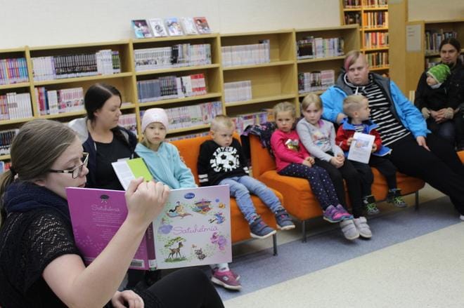 Anita Mäkelä luki johdantona satusuunnistukselle katkelman Liisa ihmemaassa -teoksesta. KUVA: REIJO HEIKKILÄ