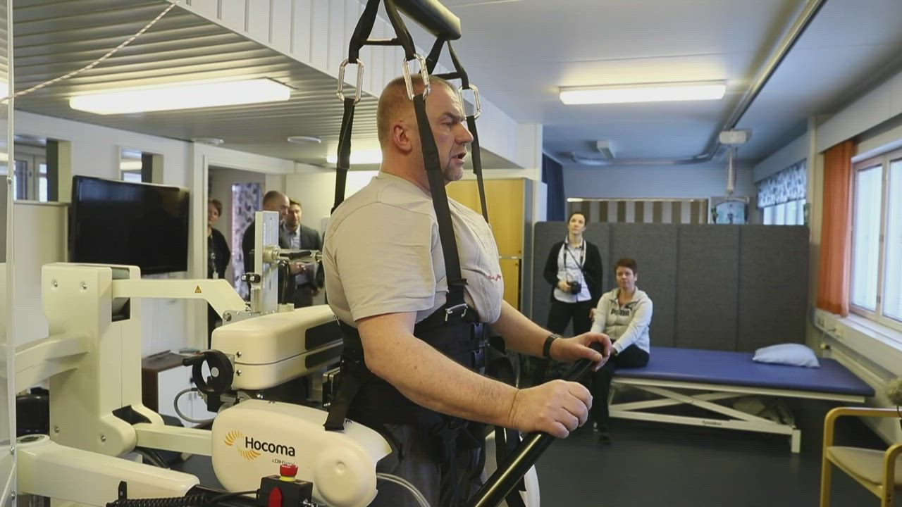 Näin avustaa kävelyrobotti helikopteriturmassa halvaantunutta Timo Heikkistä