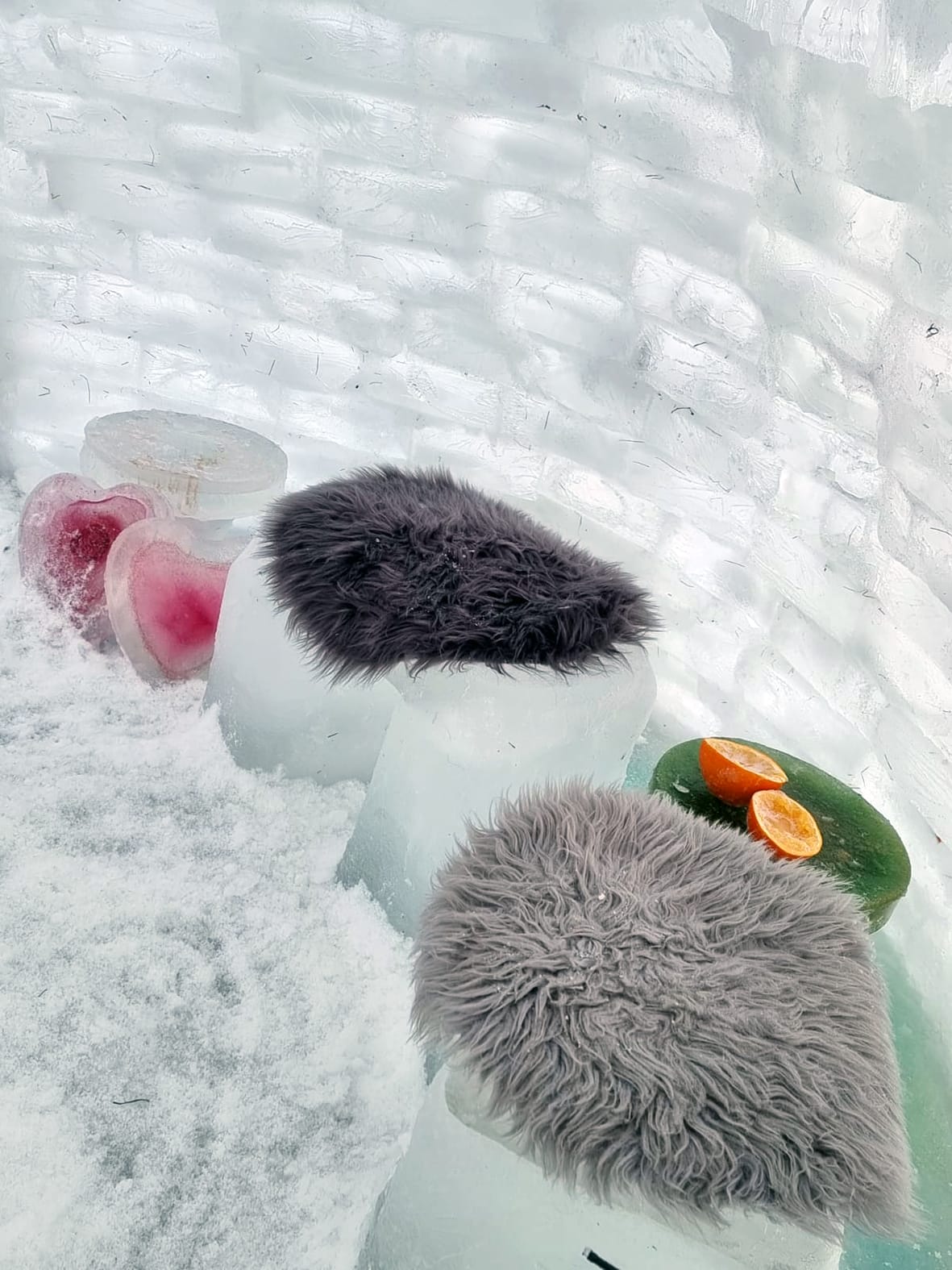 Jäästä tehdyt huonekalut ovat hauskan näköisiä ja täysin toimivia.
