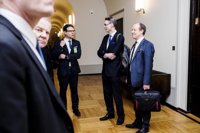 Valiokuntaneuvos Ossi Lantto (vas.), professori Juha Lavapuro, oikeuskansleri Tuomas Pöysti ja oikeusasiamies Petri Jääskeläinen (oik.) odottivat pääsyä perustuslakivaliokunnan kokoukseen keskiviikkona. KUVA: