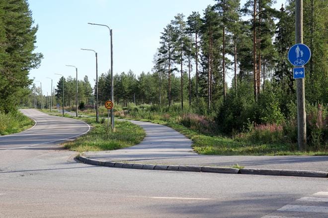 Kullanmutka sijaitsee kuvassa suoraan jatkuvan Vanhatien ja oikealle kääntyvän Hoiskontien risteyskohdassa.