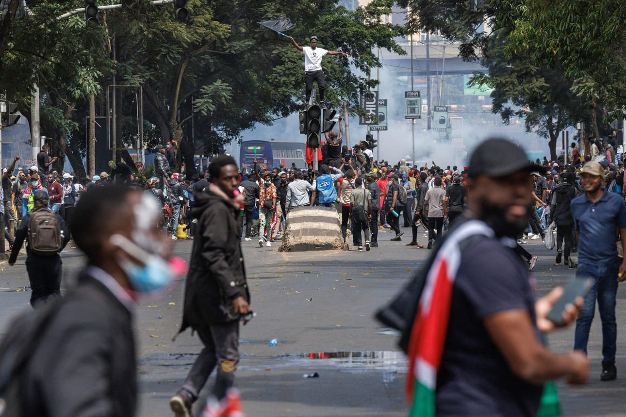 Mielenosoittajia Nairobin keskustassa viime tiistaina. Maan presidentti William Ruto ilmoitti keskiviikkona peruvansa kiistellyn veronkorotuksia sisältäneen lakiesityksen. LEHTIKUVA/AFP