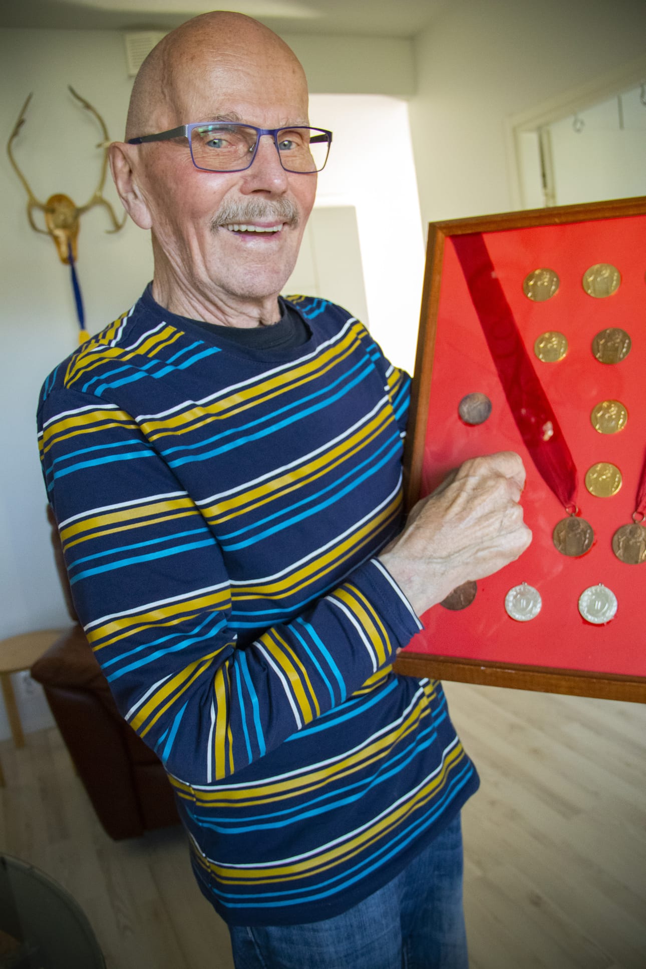 Vain osa kempeleläisen Mauno Kervisen saamista suunnistusmitaleista on tässä taulussa. Kervinen vaikutti hetken myös Oulun Tarmon suunnistusjaostossa. Hän irtisanoutui johtokunnan jäsenyydestä 70-luvun puolivälissä, kun kokouksissa puhuttiin politiikkaa. – Sanoin lähteväni, koska luulin tulleeni urheiluseuran kokoukseen ja tulinkin puoluetoimistoon. Samalla annoin Tarmon jäsenkirjan pois. En ole ollenkaan poliittinen ihminen.