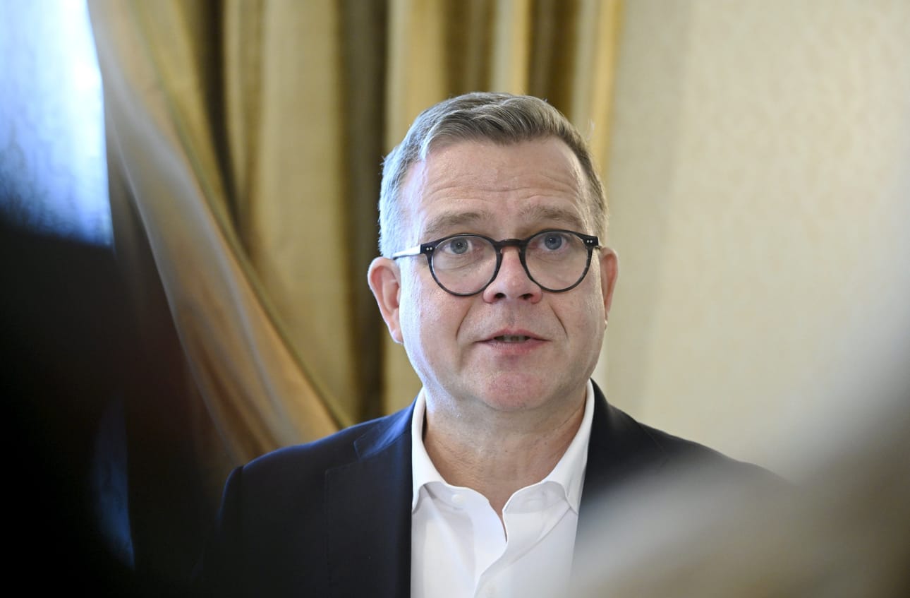 Pääministeri Petteri Orpo tapaamisessa Poliitikan toimittajat ry:n kanssa Kesärannassa perjantaina. LEHTIKUVA / MARKKU ULANDER
