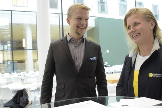 Pietarsaarelainen Heidi Matinlassi kiinnostui Jaan Siitosen esittelemästä Kielilähettiläät-hankkeesta. KUVA: TAPIO LEHTINEN