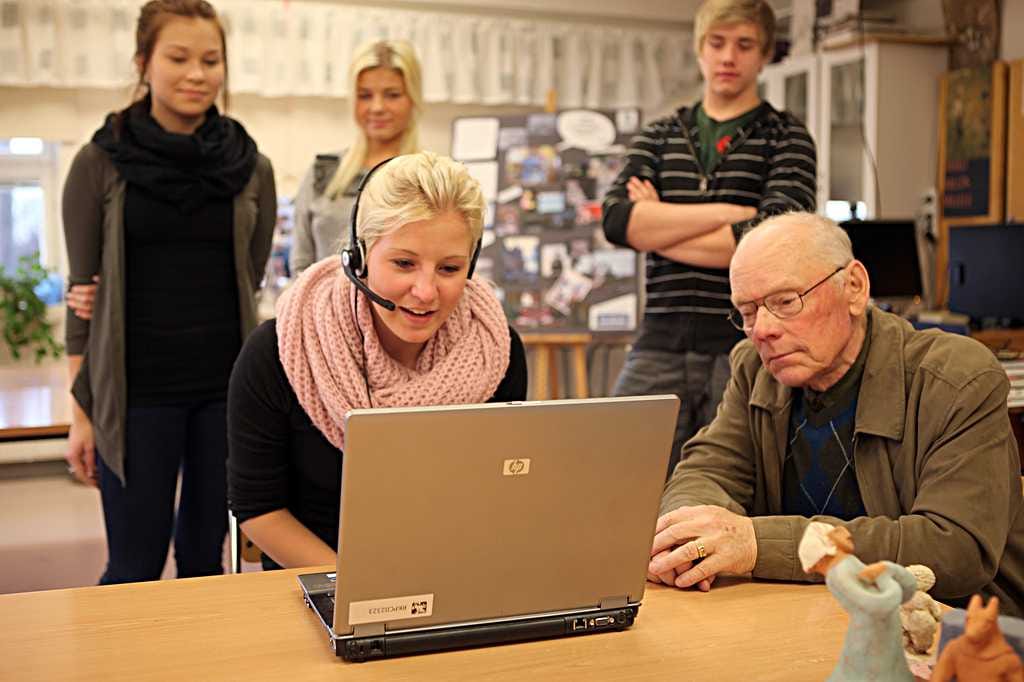 Perusturvatoimikunnan puheenjohtaja Martti Leino (oik.) seuraa Iiris Puskalan lukuharjoitusta Raahen lukion mediakurssilla.