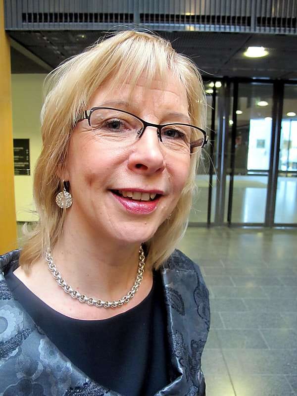 Terveydenhoito vaatii yhä enemmän omatoimisuutta. Avohoitotalon automaatti on ainut laatuaan sairaalaoloissa, sen kautta ilmoittautuu satoja päivittäin. Syksyllä kätensä katkaissut Heikki Suopanki Iistä on ylen tyytyväinen laitteeseen, sen avulla asiat luistavat niin joutuisasti. "Plingpling, heti soi kello lääkäriin", hän kuvailee vauhtia.
