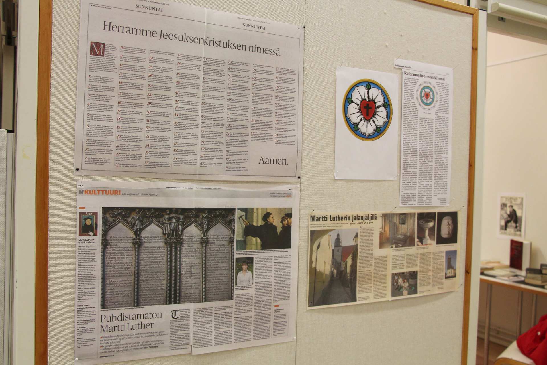 Kirjastossa on lehtileike, jossa on Lutherin kirjoittamat 95 teesiä. Teeseistä sai alkunsa reformaatio, uudistus, jonka myötä katollisen kirkon piiristä erosi lukuisia niin sanottuja protestanttisia yhteisöjä.