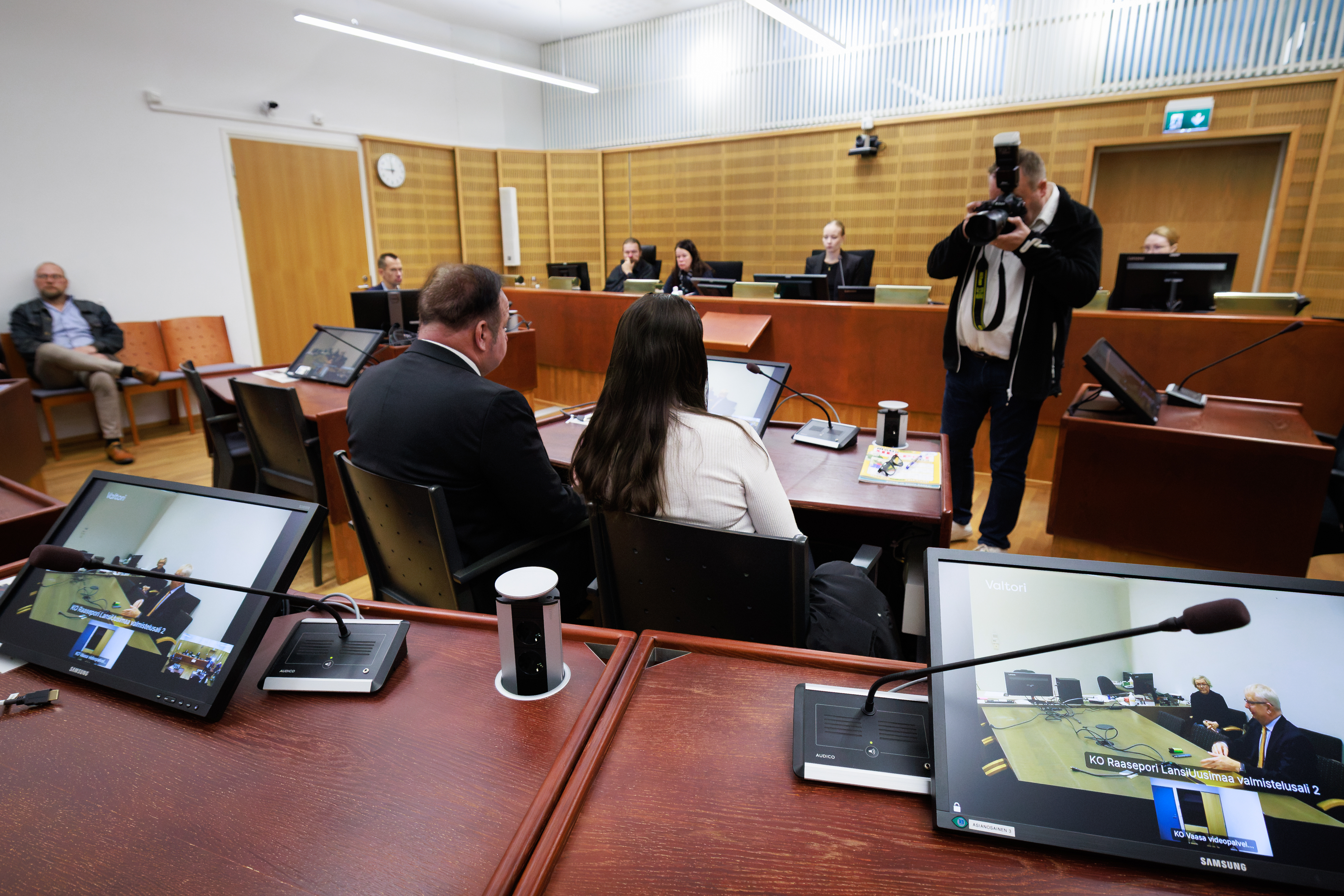Kesäyö Karijoella päättyi miehen kuolemaan – Puolustuksen mukaan mies juoksi itse veitseen