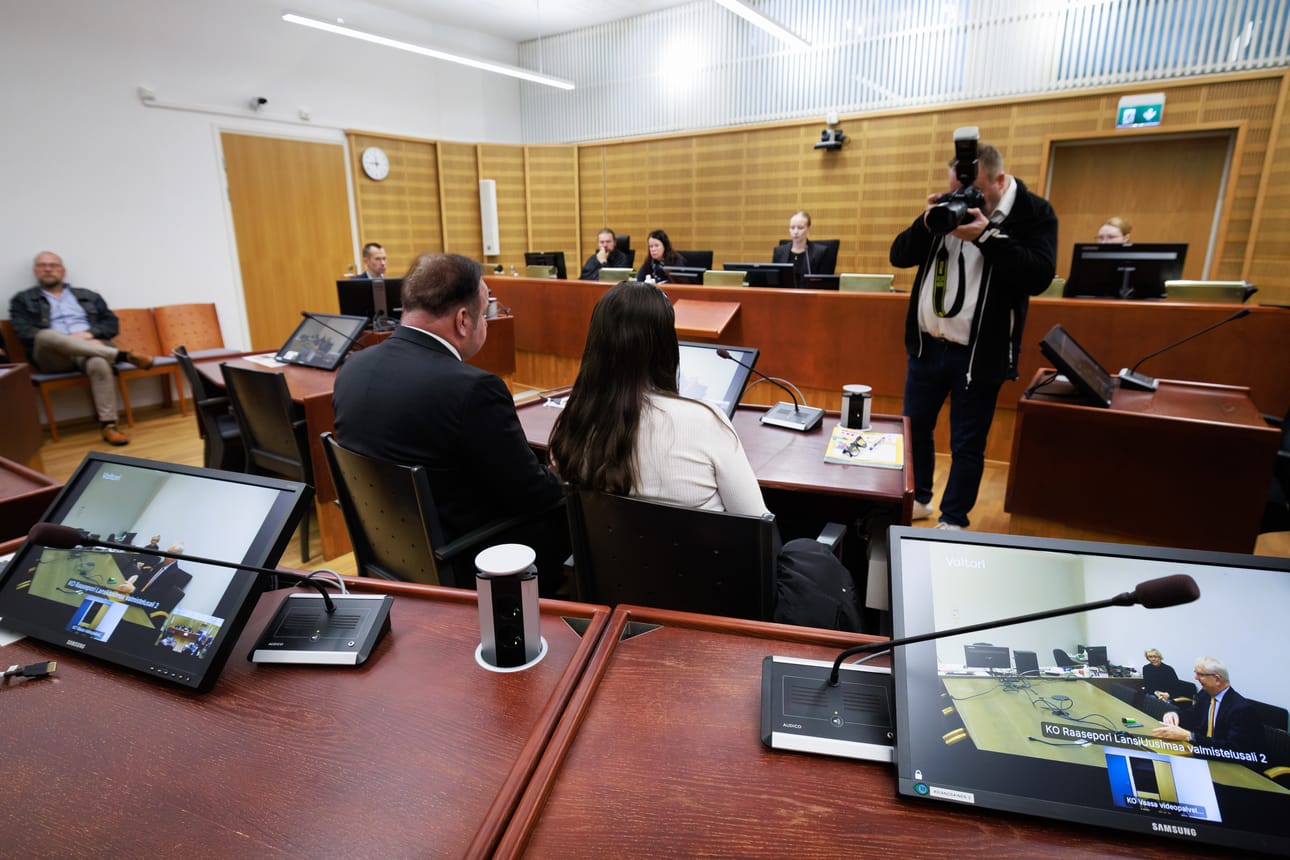 Etelä-Pohjanmaan käräjäoikeudessa käsiteltiin perjantaina kesäkuussa 2026 Karijoella tapahtunutta henkirikosta. 49-vuotiasta naista syytetään taposta.