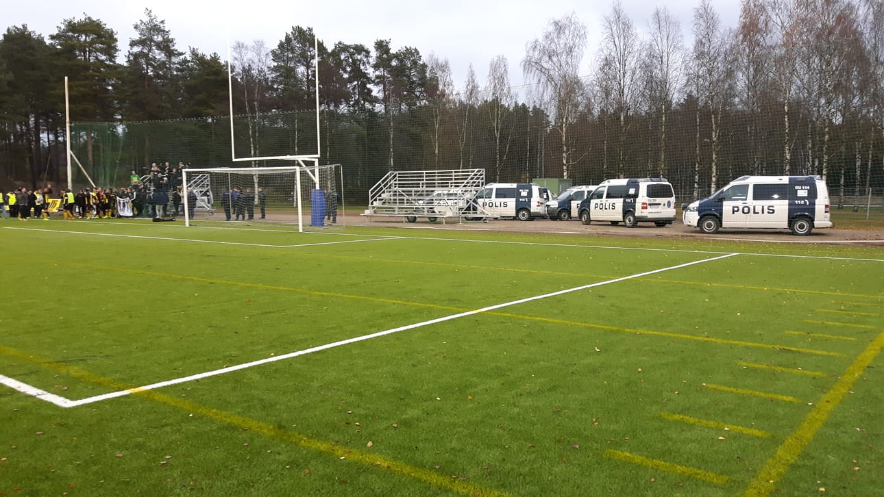 Poliisi joutui rauhoittelemaan sarjanousua juhlineita espoolaisfaneja sunnuntaina.