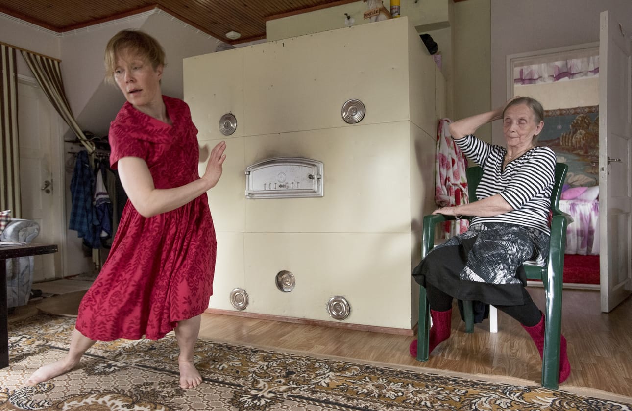 Titta Court tanssii Maija ja Yrjö Aholan pirtissä. Court on kiertänyt useana kesänä pitkin Lappia Jaakko Heikkilän kanssa ja tanssinut ihmisten kodeissa.