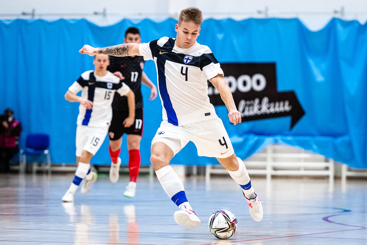 Puolan liigassa pelaava FC Kemin kasvatti Tuukka Pikkarainen sai paljon peliaikaa tiistai-illan MM-karsintaottelussa.