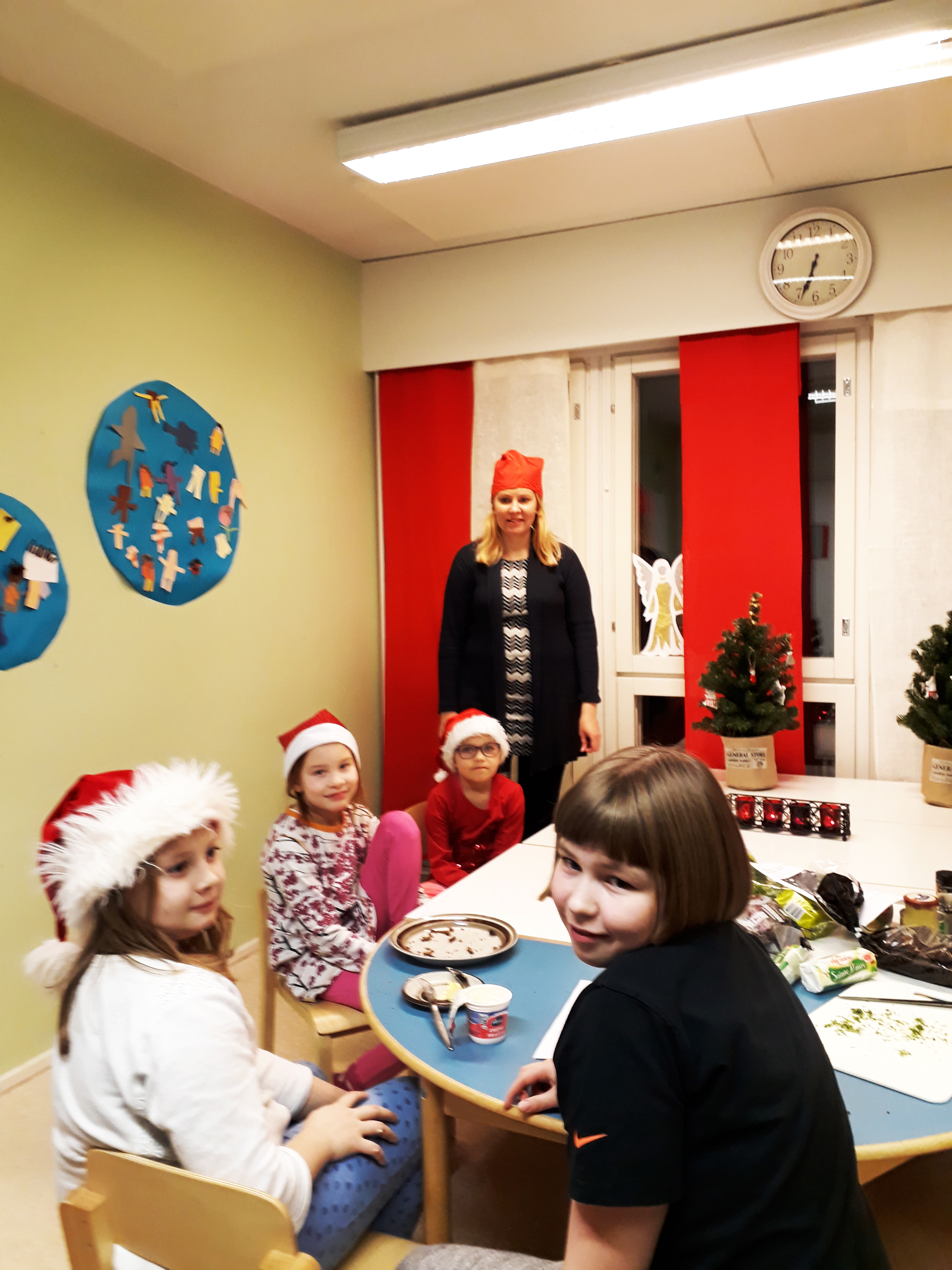Vetäjä ja kerholaiset Milja Hokkanen, Peppi Koskenkorva, Marianna Suoraniemi, Hilla Korhonen ja Emmi Hokkinen.