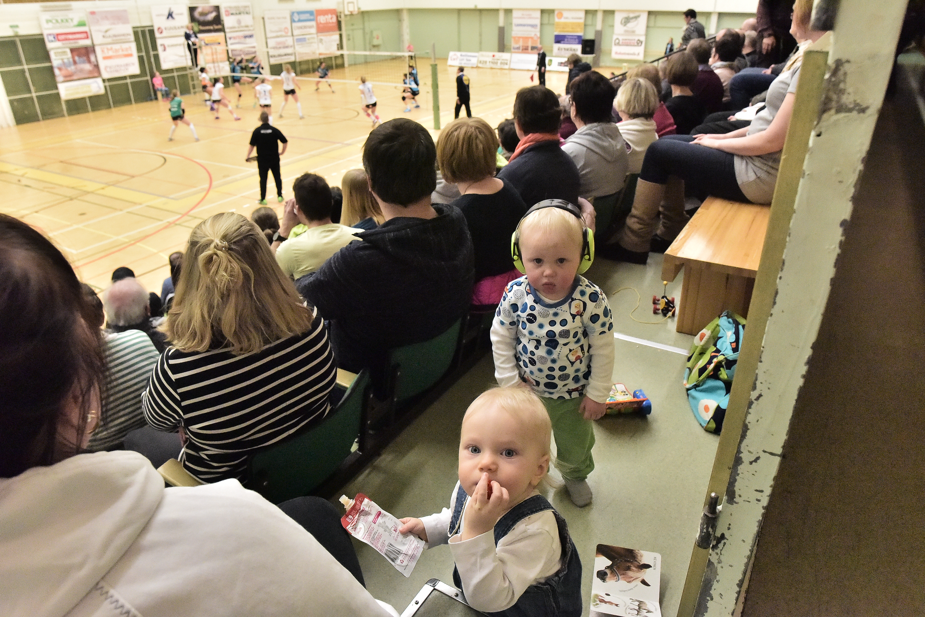 Kuusamon liikuntahallin katsomossa viihtyvät myös nuoret lentopallon ystävät.