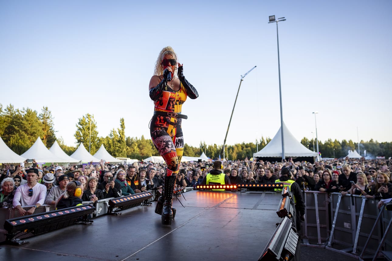 Erika Vikman edustaa Suomea tänä vuonna Euroviisuissa. Kuvassa Vikman viime vuonna Vauhti Kiihtyy -festivaaleilla Oulussa.