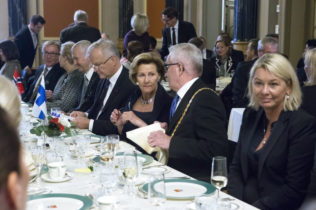 Norjan kuningasparia kestittiin Oulun kaupungin vastaanotolla vuonna 2015 kuningatar Sonjan vieressä istuvan silloisen kaupunginjohtajan Matti Pennasen johdolla.