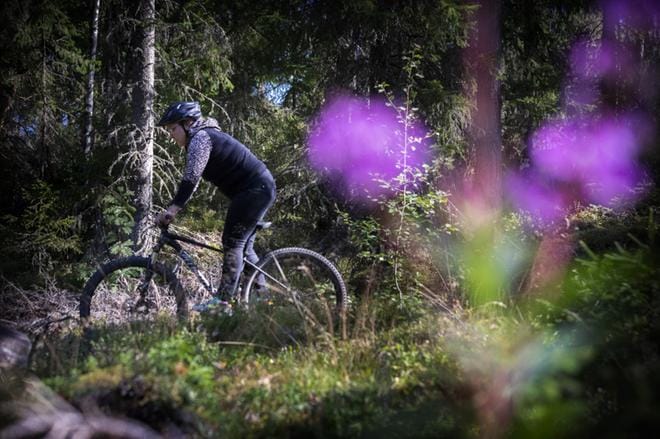 Korona-aikana moni on Tiina Lahtisen tavoin vaihtanut kuntosalikäynnit maastopyöräilyyn. Kuvat: Jarno Pellinen