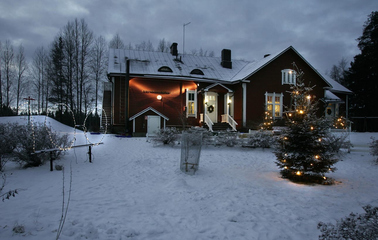 Ketunmaan koululla valmistauduttiin koulun 100-vuotisjuhliin joulukuussa 2009. Arkistokuva.