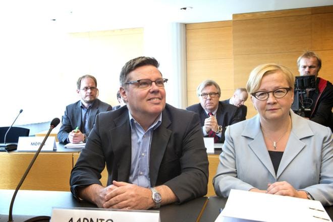 Helsingin huumepoliisin entinen päällikkö Jari Aarnio ja asianajaja Riitta Leppiniemi virkarikosoikeudenkäynnissä Helsingin käräjäoikeudessa. Arkistokuva: Kimmo Penttinen