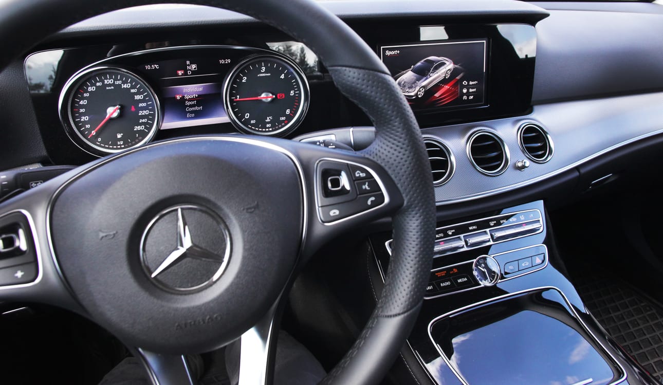 Mercedes-Benzin E-sarja koki uudistuksen kolmisen vuotta sitten. Nyt on edelleen hieman viilattu mukavaa hieman mukavammaksi.
