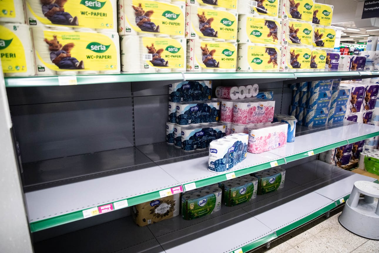 Pehmopaperihyllyt ammottivat tyhjyyttä viikonvaihteessa kaupoissa, mutta kyse on hamstrauksen aiheuttamista toimitusviiveistä. WC-paperi ei lopu Suomesta.