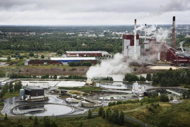Teollisuuslaitosten, jätevedenpuhdistamojen ja monien muiden hankkeiden ympäristölupia koskevien valitusten käsittely vaatii hallinto-oikeuksilta vankkaa luonnontieteellistä ja teknistä osaamista. Kuvassa UPM:n Rauman-tehdas. KUVA: Jami Jokinen