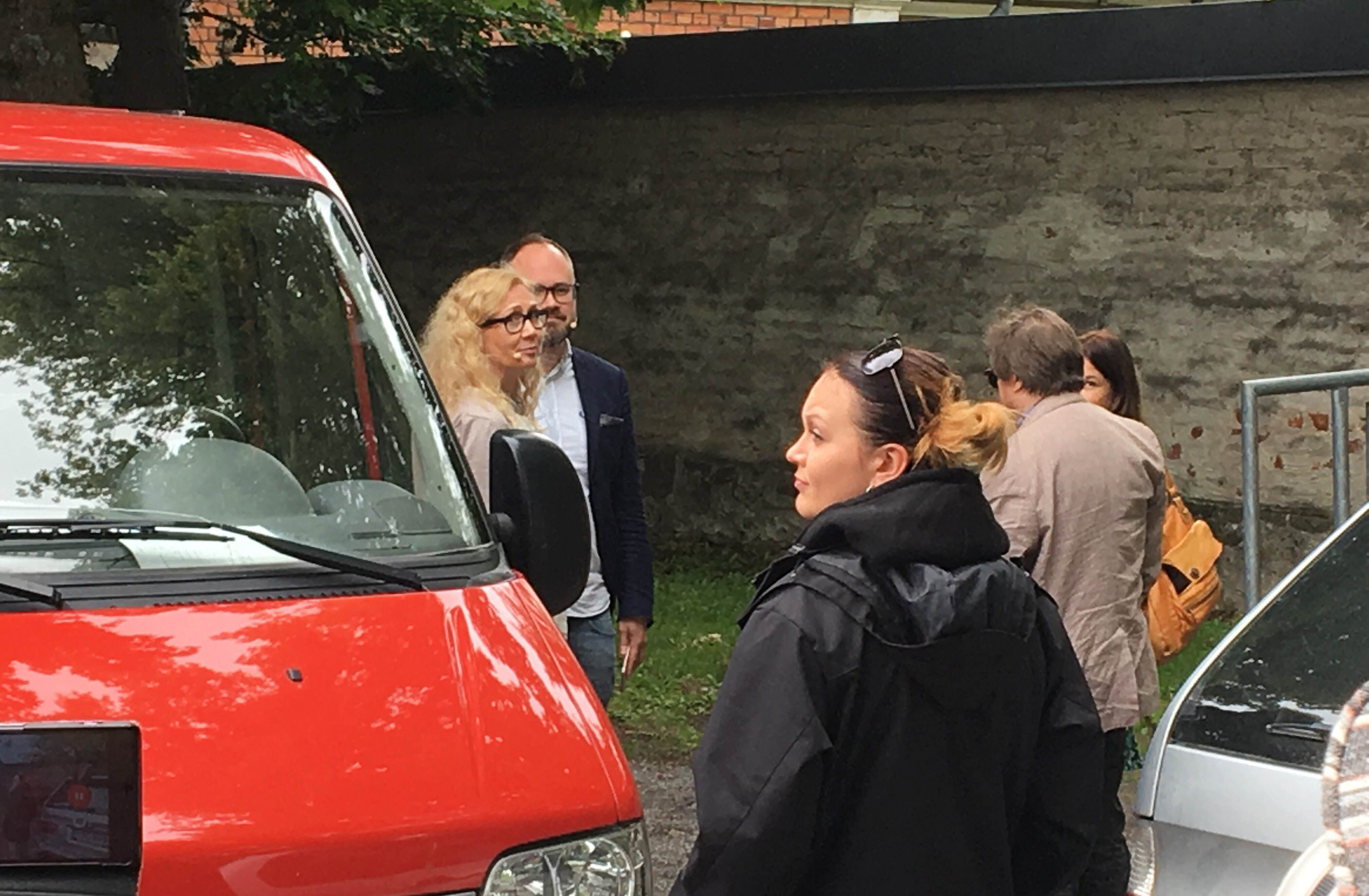 Anneli Auer (vas.) valmistautui Suomi-Areenan haastatteluun toimittaja Tuomas Enbusken kanssa esiintymislavan takana.