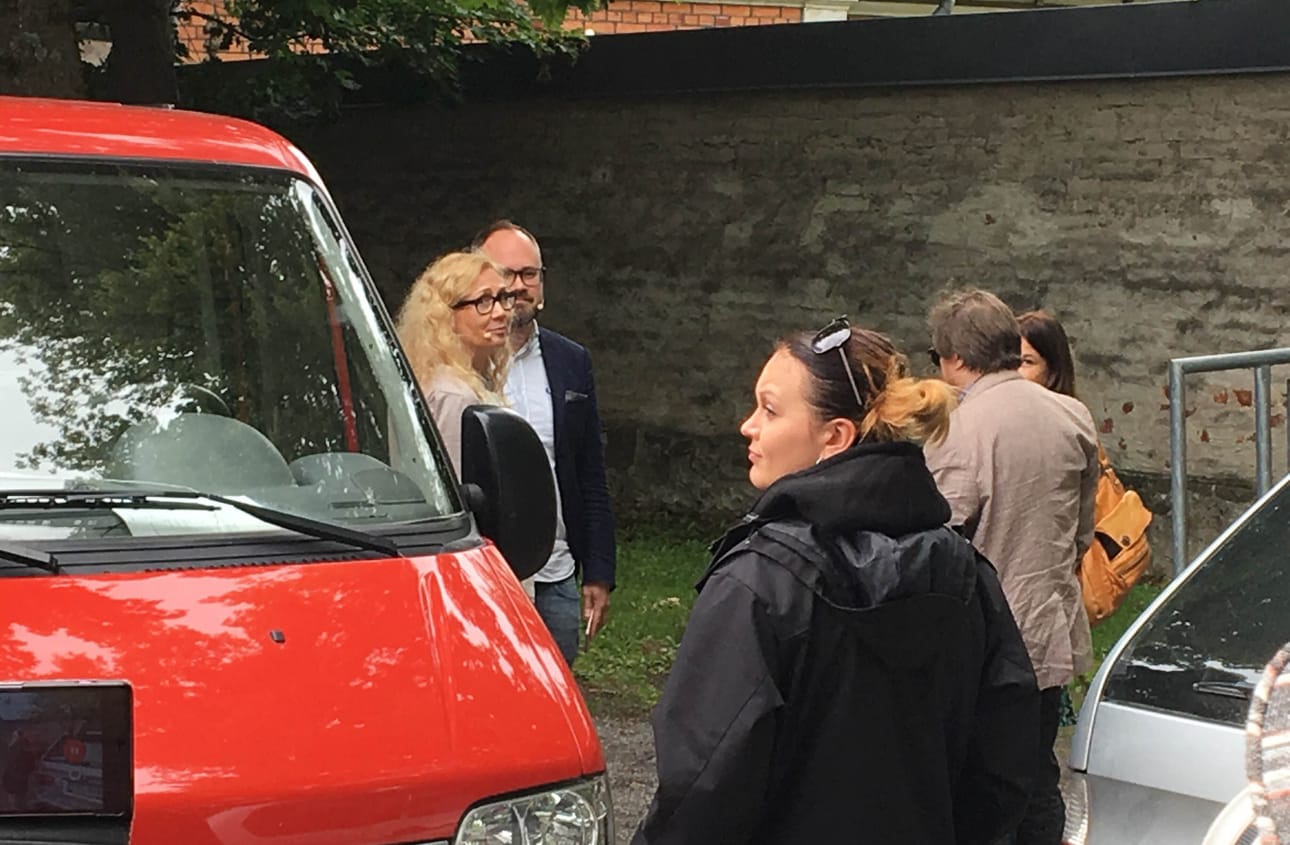 Anneli Auer (vas.) valmistautui Suomi-Areenan haastatteluun toimittaja Tuomas Enbusken kanssa esiintymislavan takana.
