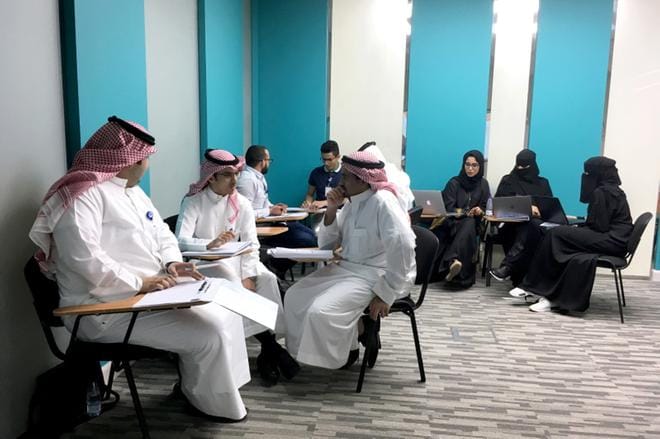 Saudi-Arabiassa opiskellaan myös vuoden kestävää suomalaista lähiesimiehen ammattitutkintoa. Paikallinen yritys halusi kouluttaa esimiestehtäviin rekrytoimansa 17 saudinuorta, jotka olivat valmistuneet yliopistosta, mutta joilla ei ollut vielä työkokemusta. KUVA: