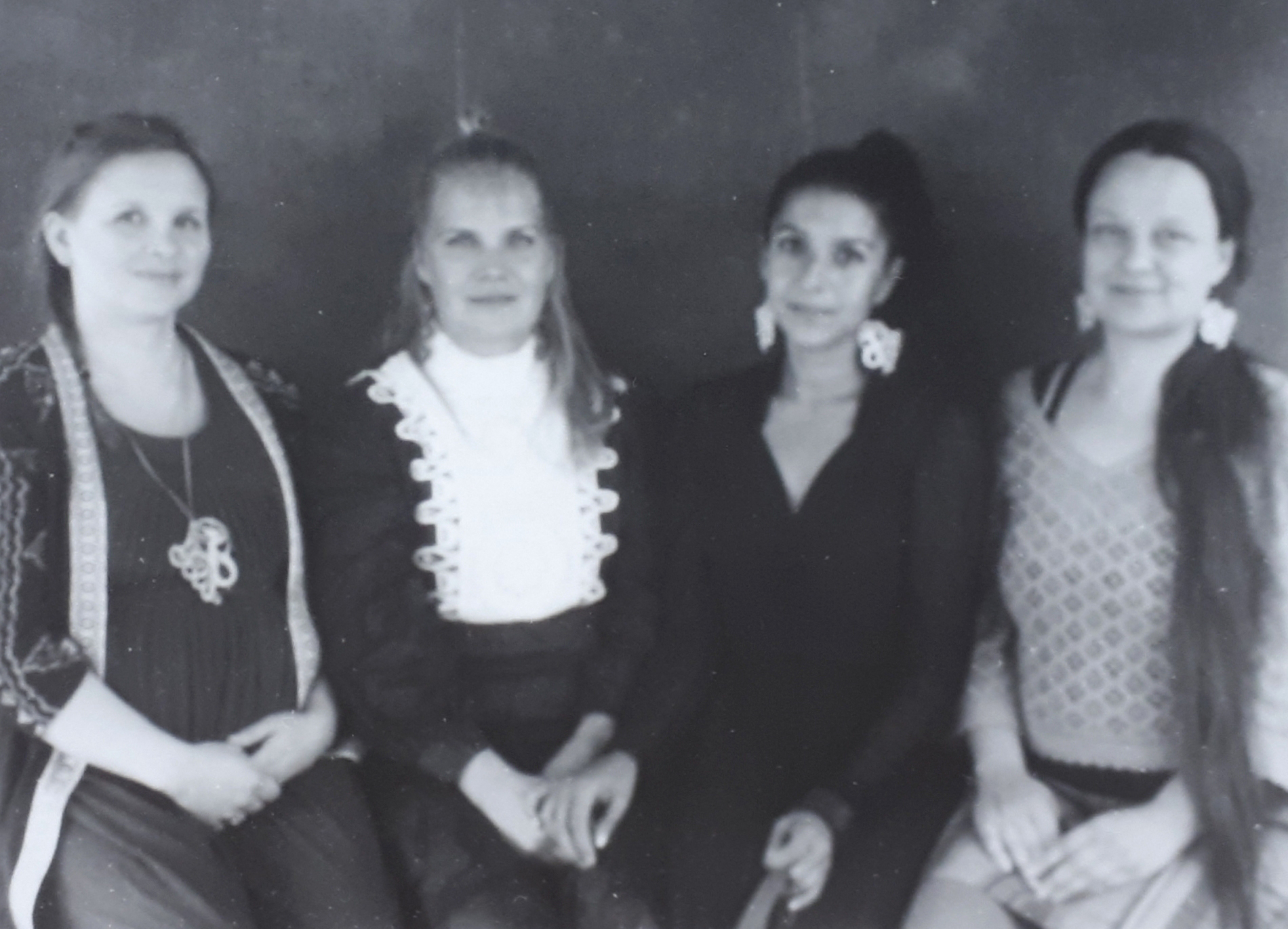 Maisemapiirissä Eliina Hurtigin (toinen vas.) maalausten sielunmaisemat muuttuvat Minna Koveron (oik.) suunnittelulla tekstiileiksi, ja Anniina Poikelan (vas.) viuluteokset vaikuttavat Pia Lindforsin tanssiin - ja toisinpäin.