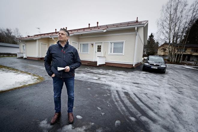 Tästä rivitalosta Seinäjoen Alakylästä meni päätykolmio reilussa viikossa. Uudehko talo, koulut lähellä, asfaltoitu piha, autokatos, lisäautopaikat, maaseudun rauha ja Ideapark lähellä, Petteri Miettinen listaa seikkoja, joiden vuoksi ensiesittelystä tuli yleisömenestys. KUVA: KARI LÖFHJELM