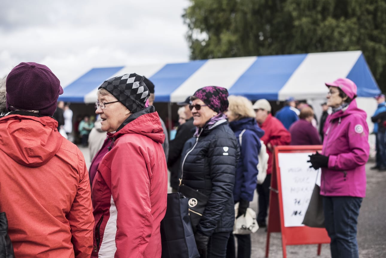 Väki löysi paikalle, vaikka tapahtumapaikka siirtyi vain muutaman päivän varoitusajalla torilta urheilukentän parkkipaikalle.
