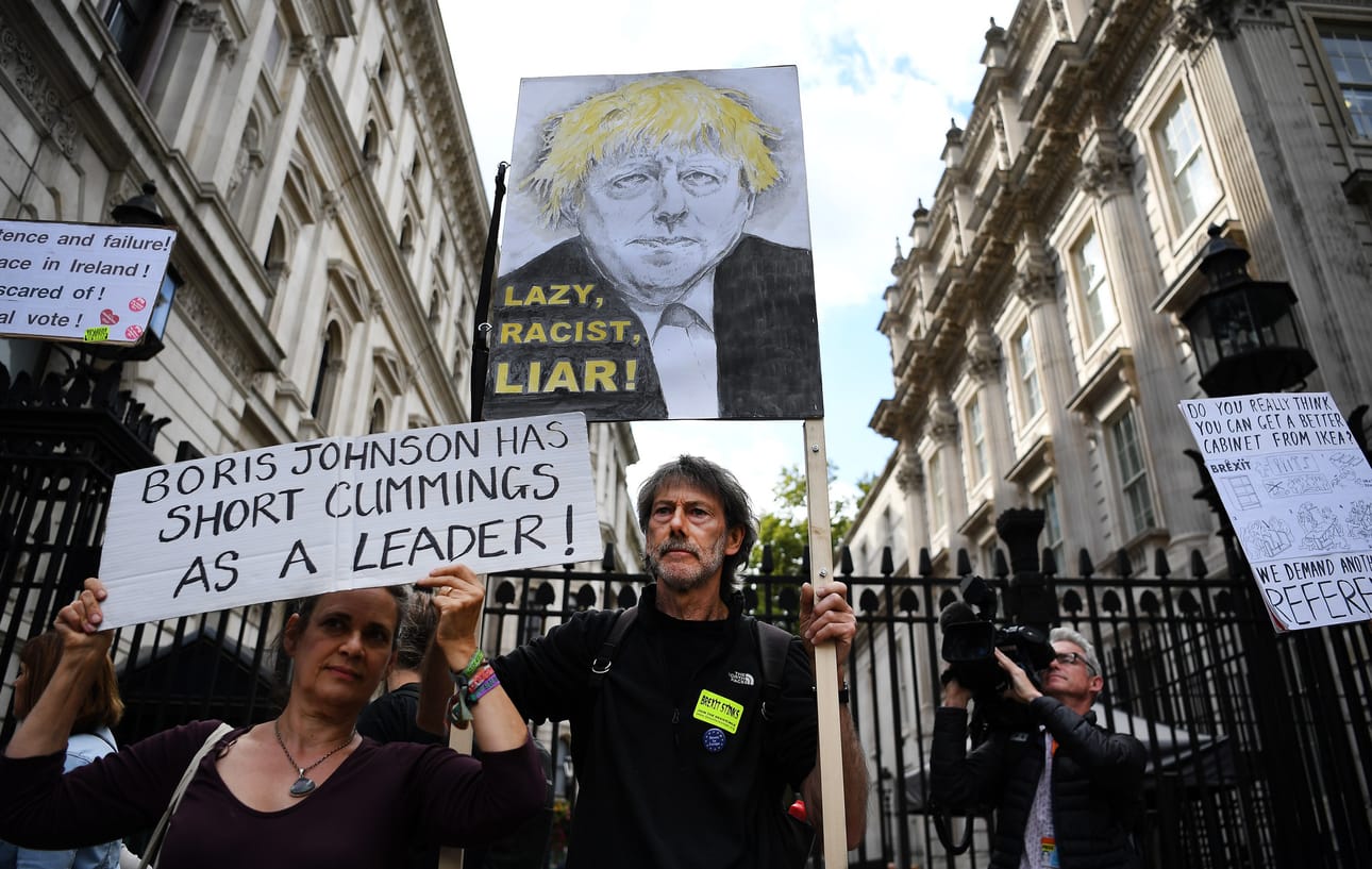 Pääministeri Boris Johnsoniin pettyneet britit protestoivat Lontoossa tiistaina EU:hun jäämisen puolesta.