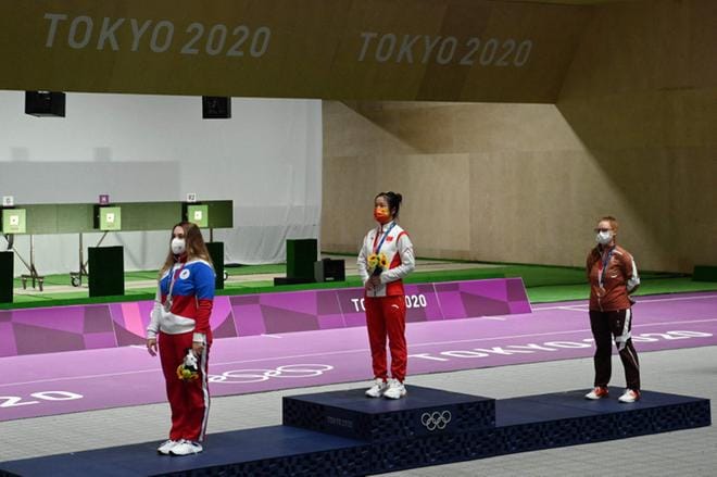 Kiinalaisesta Yang Qianista tuli Tokion olympialaisten ensimmäinen kultamitalisti. Kuva: Lehtikuva / AFP / Tauseef Mustafa